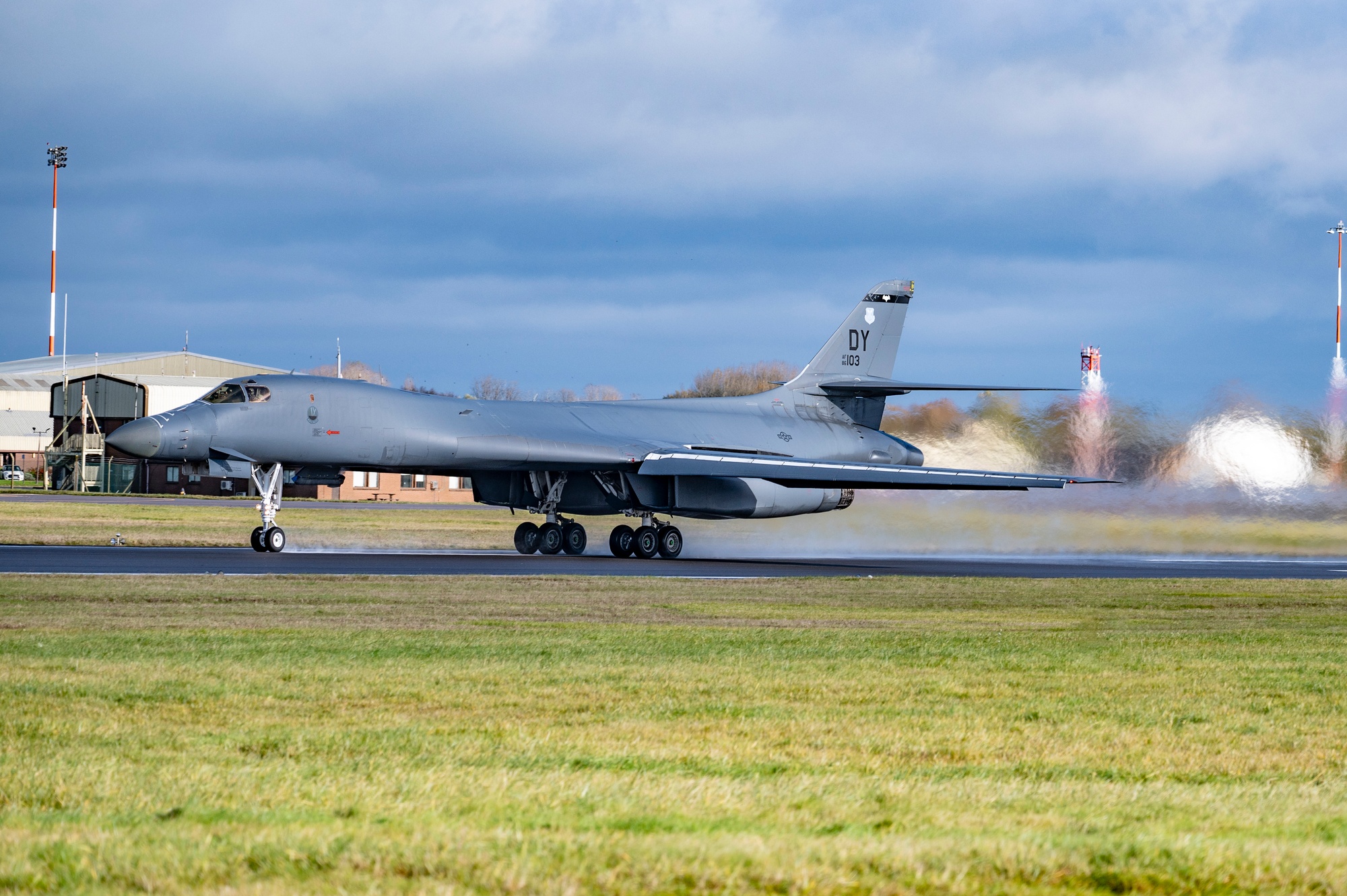 Un bombardier B-1B Lancer roule sur la piste de RAF Fairford, photo d’archive de 2023.
