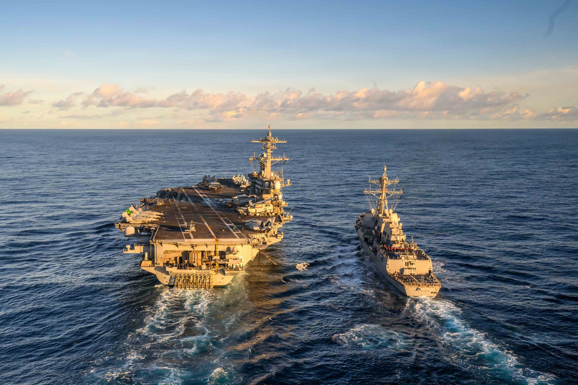 L’USS Theodore Roosevelt aux côtés d’un destroyer lors d’un ravitaillement dans le Pacifique, photo d’archive de 2025.